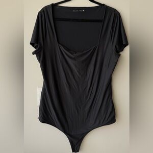ABERCROMBIE & FITCH Black Sweetheart Neckline Short Sleeve Sleek Black Bodysuit